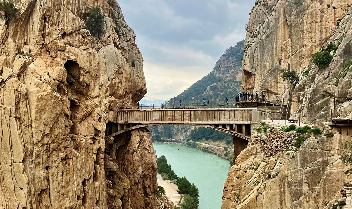 Caminito del Rey: vista del puente en sendero suspendido en el Desfiladero de los Gaitanes, Málaga, ejemplo de turismo sostenible